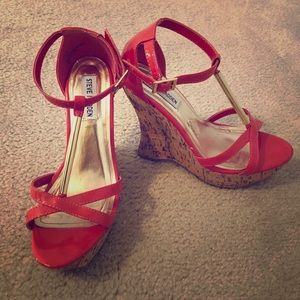 Steve Madden coral patent leather wedges